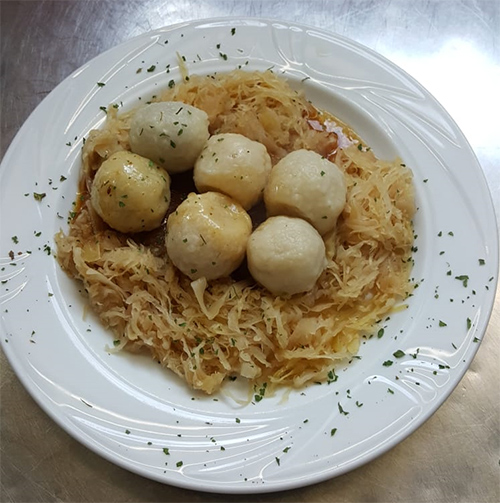 Knödeln auf Kraut