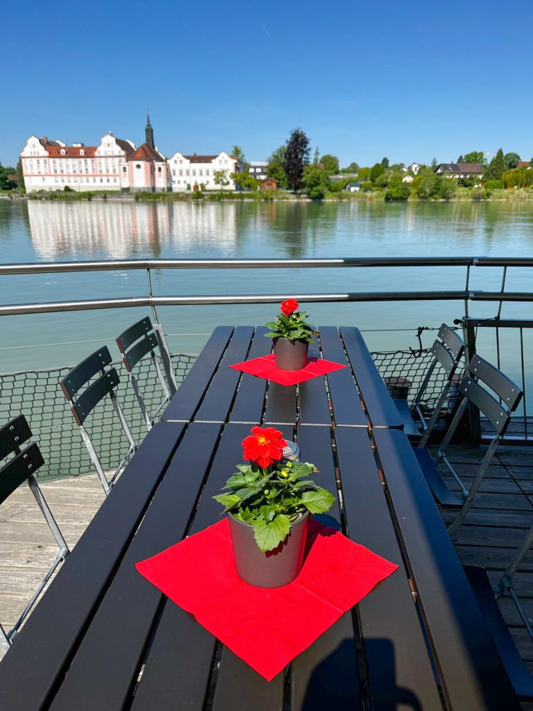 Blick auf Kloster Neuhaus vom Oberdeck der MS Schärding
