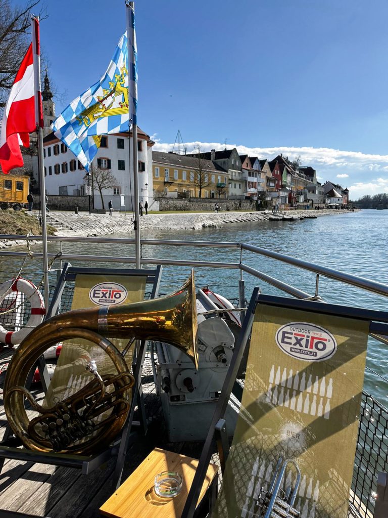 MS Schärding Bick vorne mit Fahnen richtung Schärding