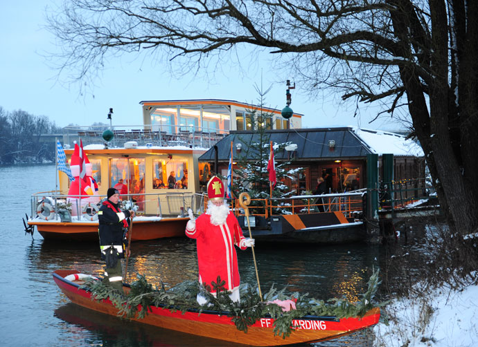 MS Schärding und Brauschiff im Winter, vorne Zille mit Nikolaus 