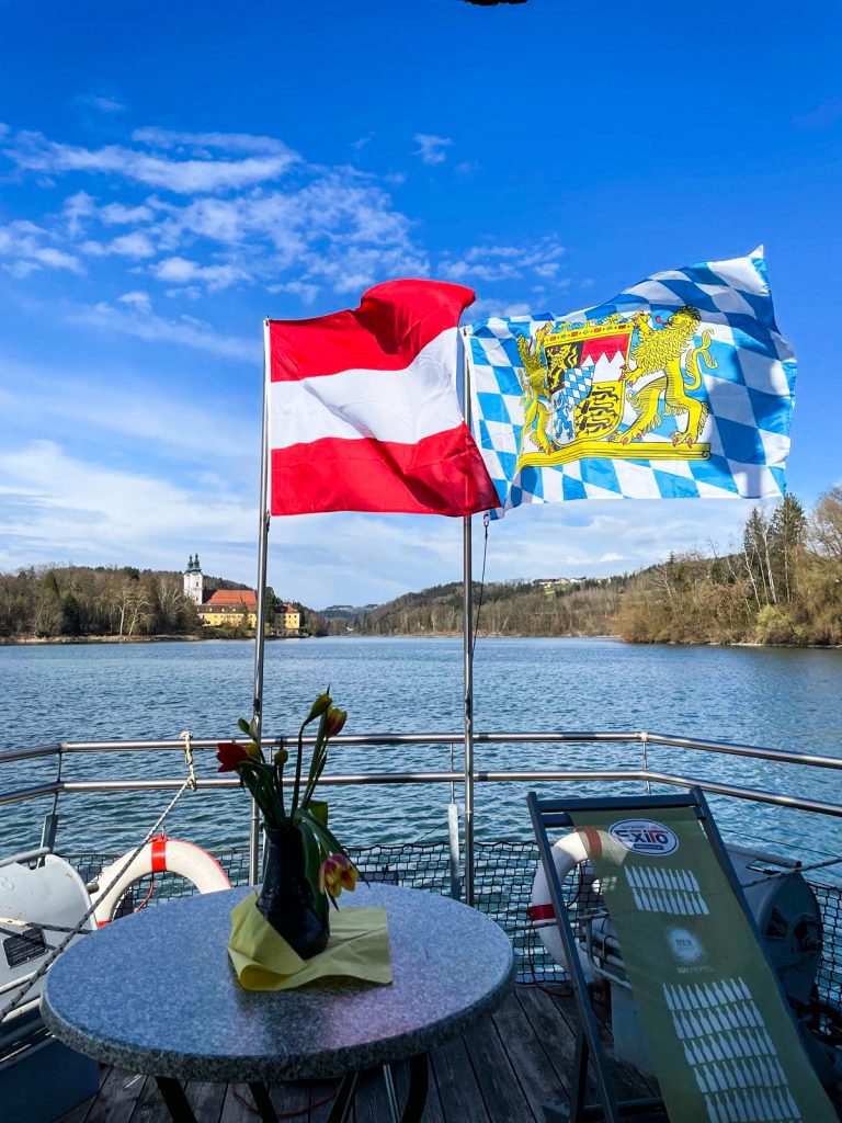 Fahnen am Schiff im Wind