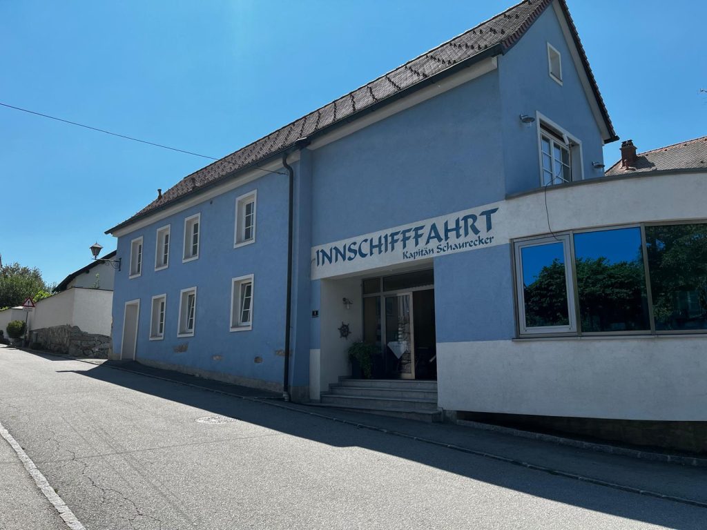 Blaues Hua mit der Aufschrift Innschifffaht und dem Link zu google maps